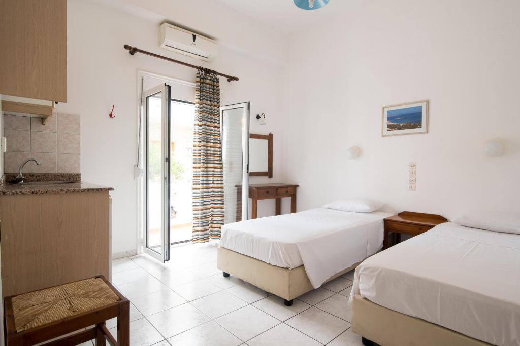 Twin room with kitchen corner and balcony door
