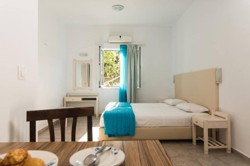 Bright studio with double bed, dining table and balcony window