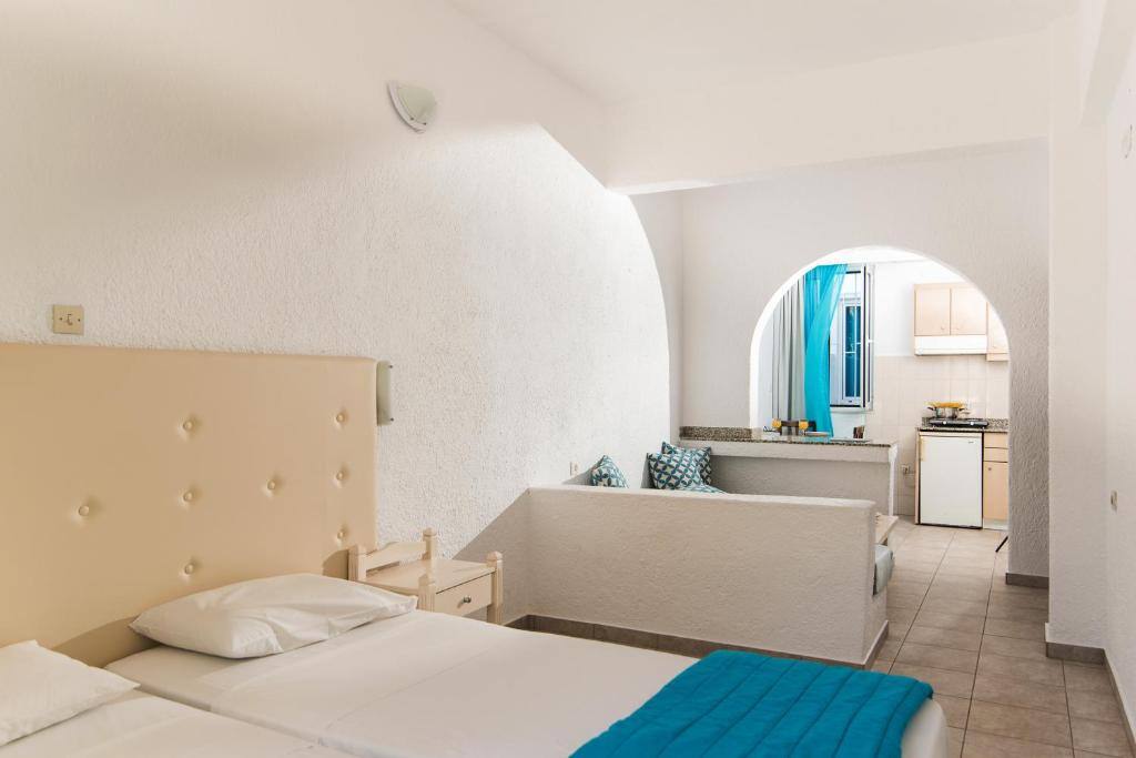 Studio with double bed, arched living area and kitchenette